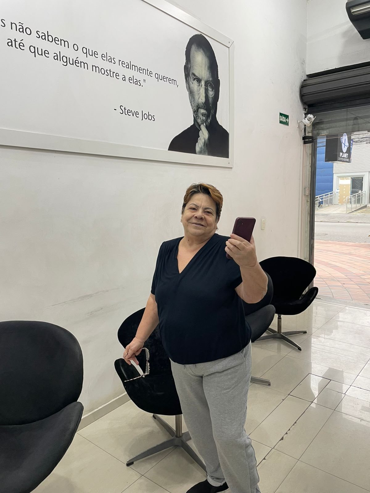 Cliente com o celular na sala de espera da iPlanet