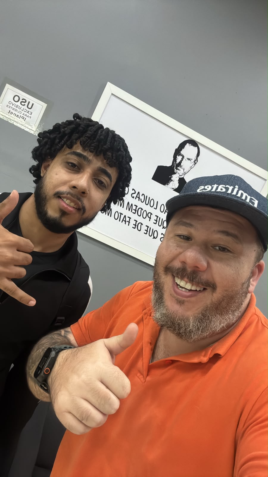Clientes fazendo selfie na loja iPlanet