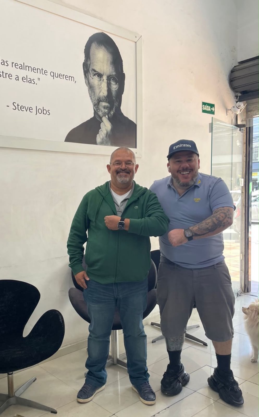 Dois clientes na sala de espera da iPlanet