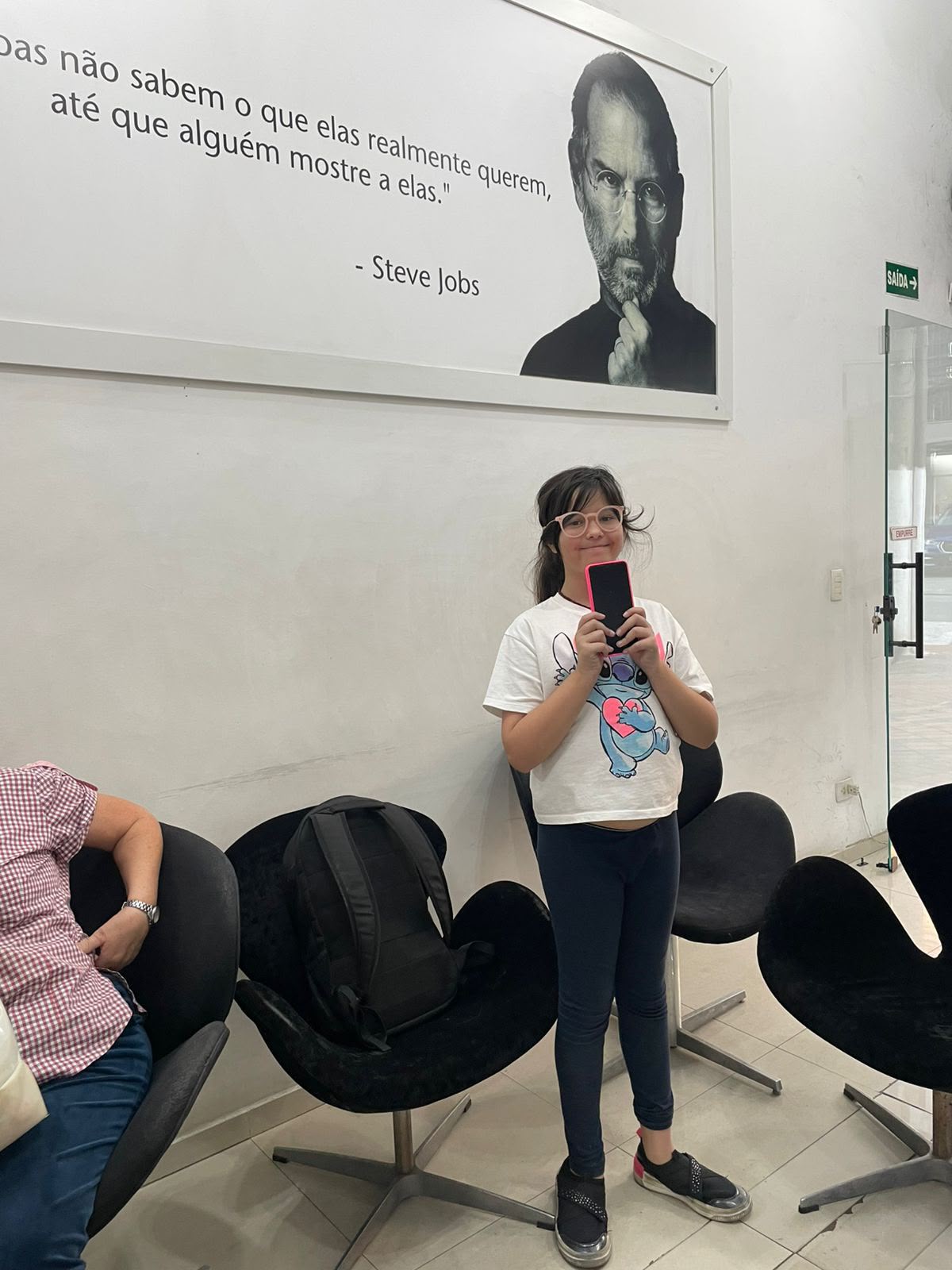Cliente fotografando o celular na sala de espera da iPlanet