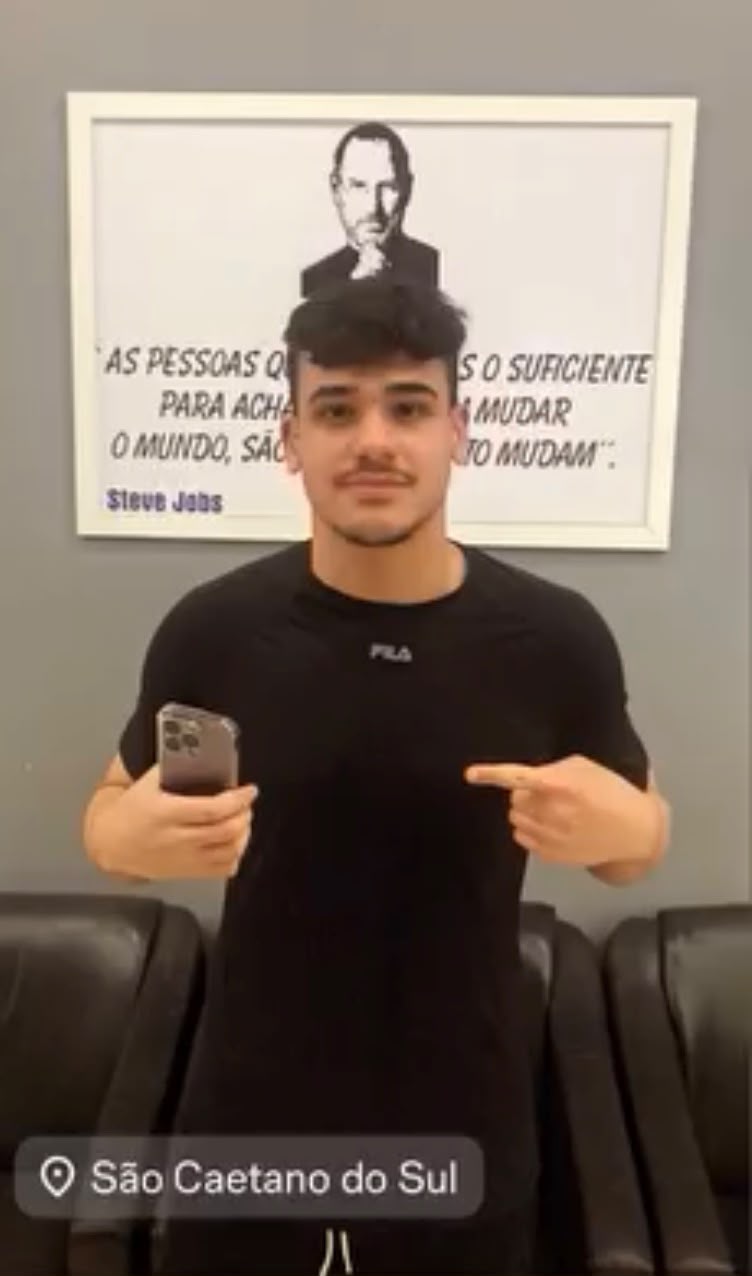 Cliente de camiseta preta apontando para o iPhone na loja iPlanet de São Caetano do Sul