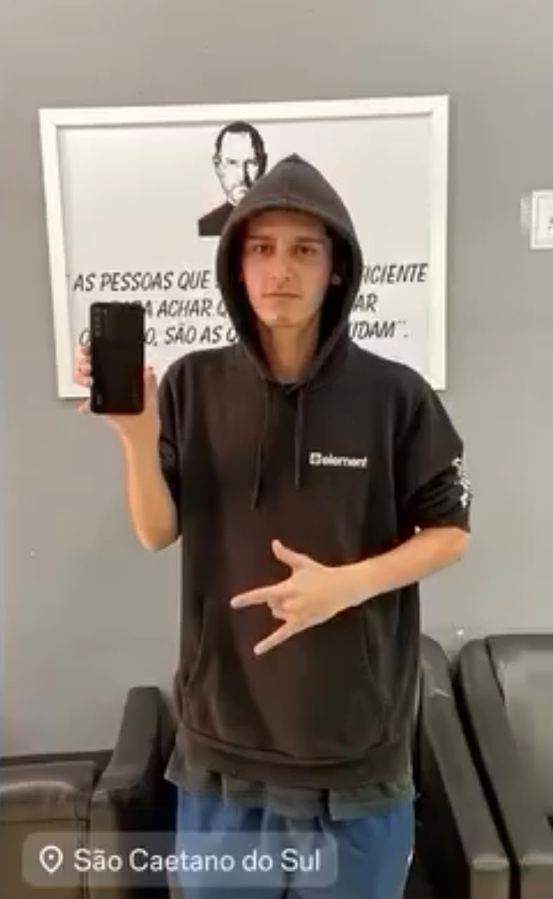 Cliente de moletom com o iPhone na loja iPlanet de São Caetano do Sul