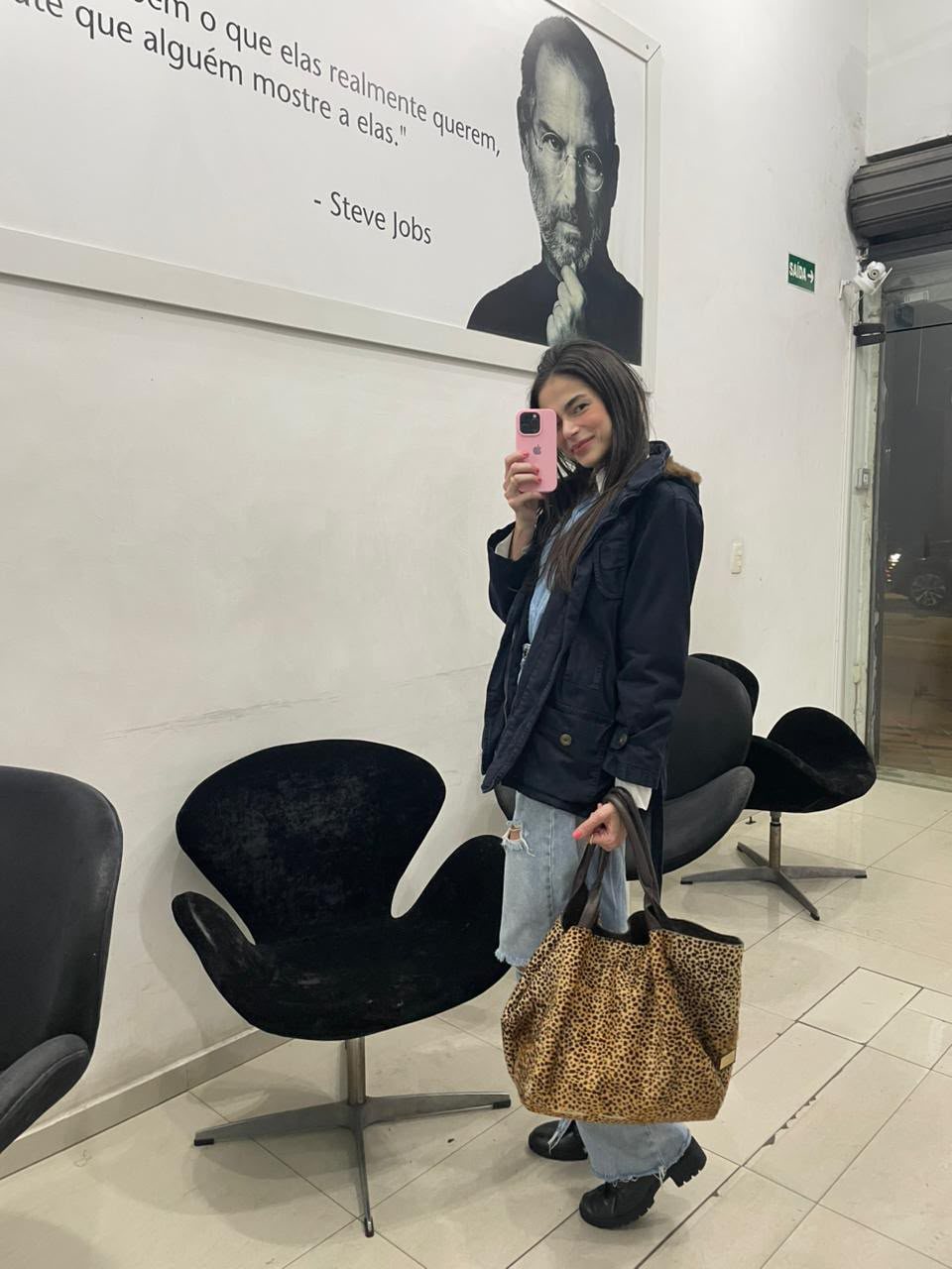 Cliente tirando selfie com o celular na loja iPlanet