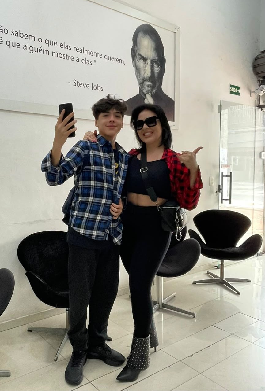 Casal fazendo selfie na sala de espera da iPlanet